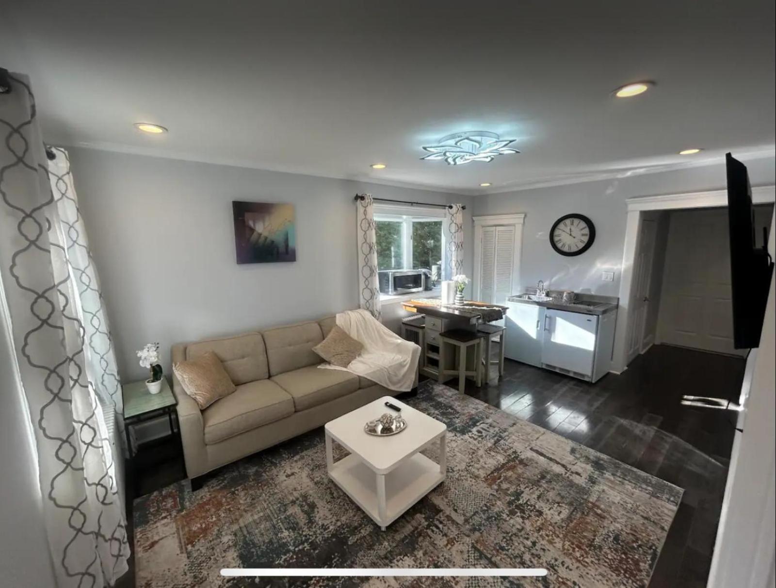 Private Suite In Huntington Station Exterior photo